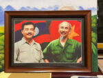 Bác Hồ với Hoàng Thân XUPHANUVÔNG (tranh in dầu -IN23)