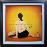Tranh sơn mài: Thiếu nữ lưng trần bên cây đàn – SM068