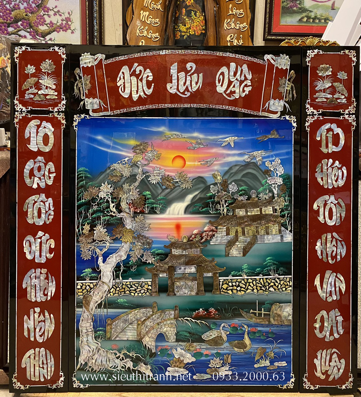 Liễn thờ Đức Lưu Quang, sơn mài khảm trai- SM215